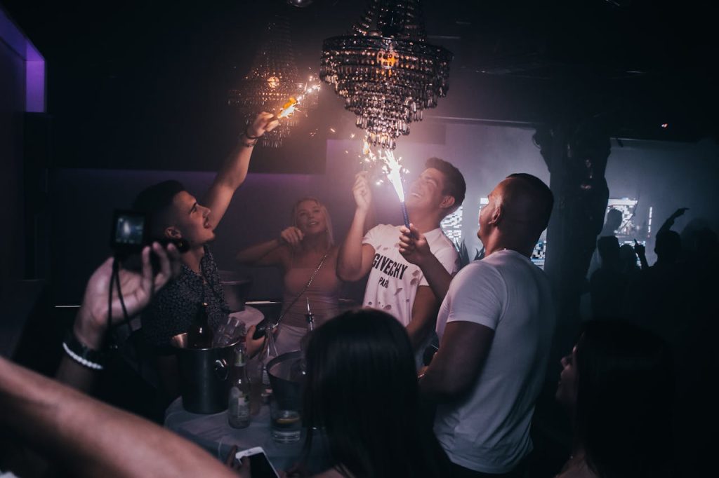 10 Best ways to plan a Perfect Surprise Party for your Girlfriend