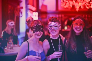 10 Best ways to plan a Perfect Surprise Party for your Girlfriend
