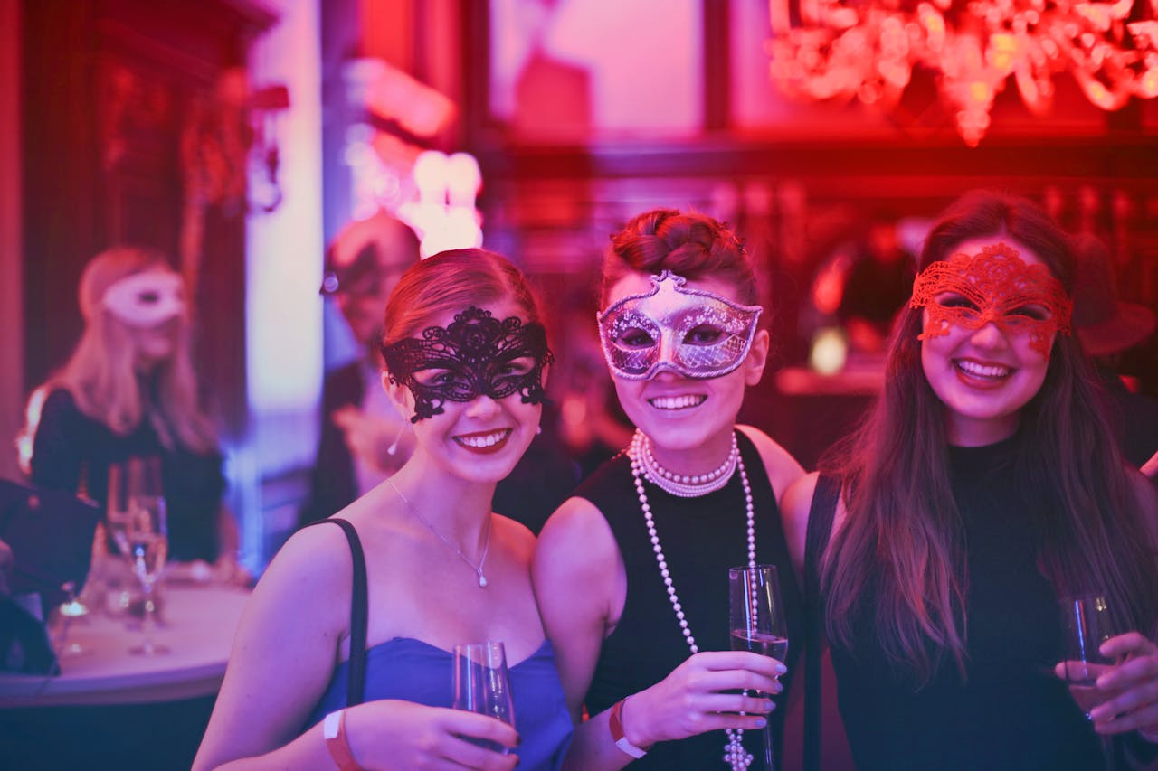 10 Best ways to plan a Perfect Surprise Party for your Girlfriend